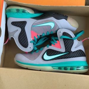 Lebron James 9 south beach sneakers 💙💗